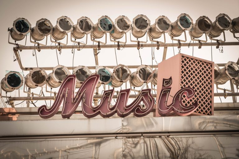 Retroskylt med ordet Music under en rad runda lampor